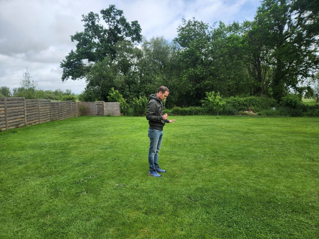 Rémi, sourcier en Btreagne, pratique une analyse de terrain