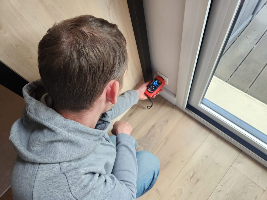Rémi réalise un diagnostic CEM grâce à un appareil de mesure